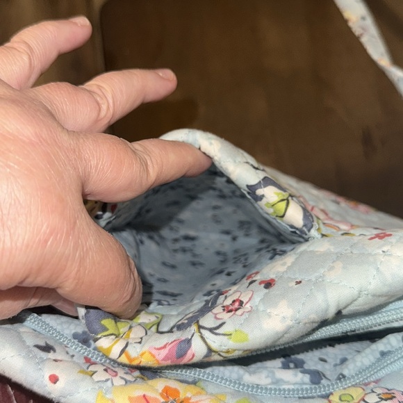 Vera Bradley light blue flower pattern triple zip crossbody purse - Picture 13 of 17